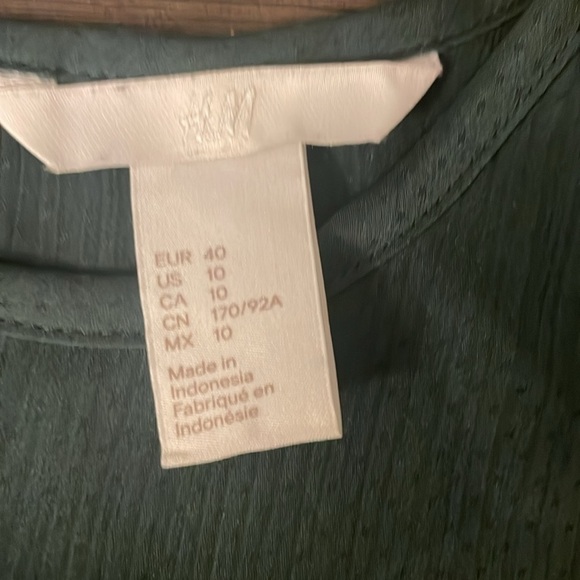 H & M blouse green and preowned. - Picture 2 of 7